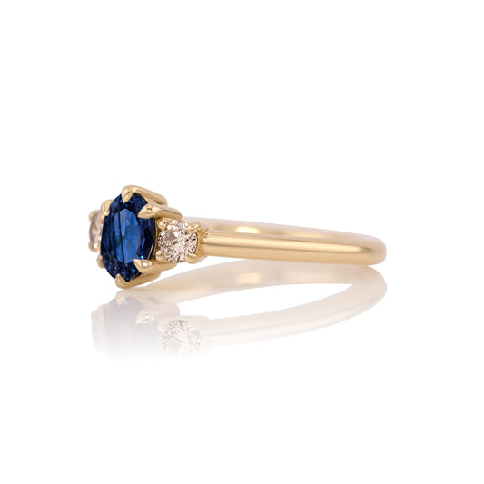 Side profile of the natural sapphire three stone ring