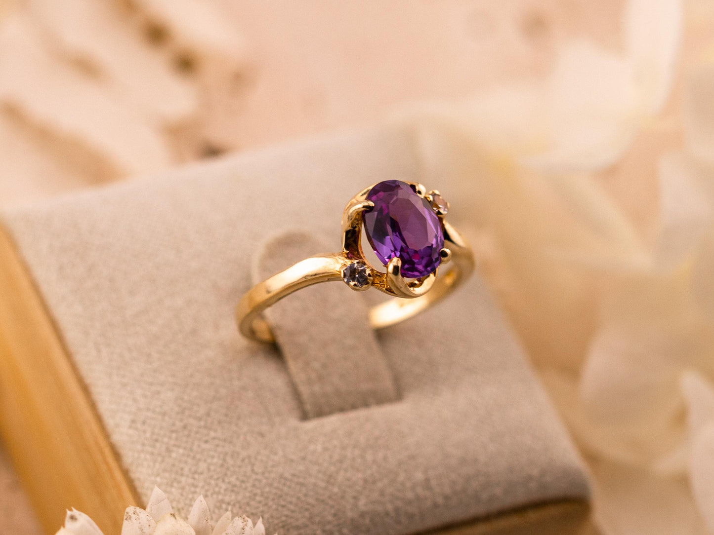 Vintage purple sapphire ring 10k solid yellow gold ring oval cut sapphire with diamond accents, Size 6.5