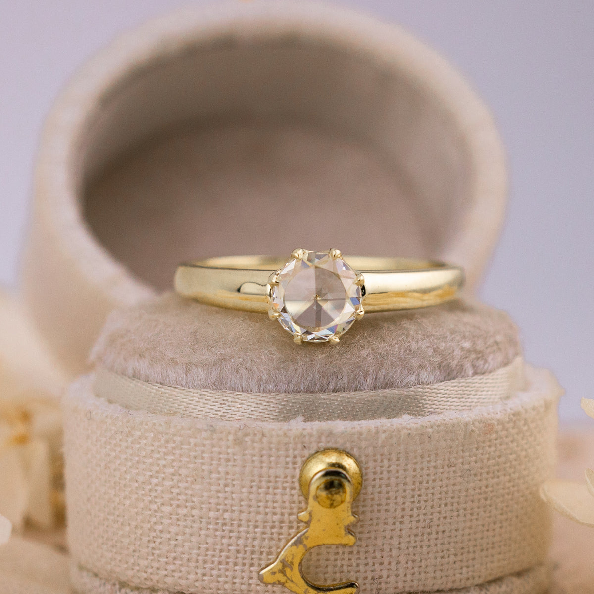 Softly rounded 18k yellow gold band leading into six delicate prongs