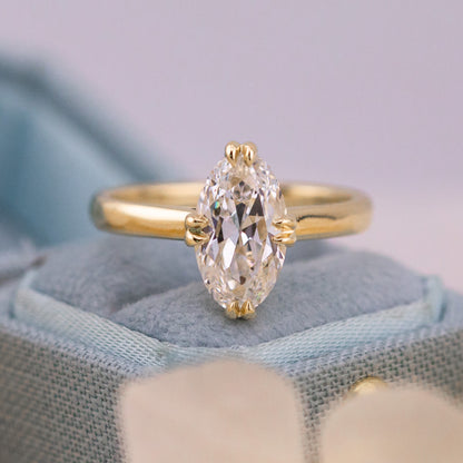 Delicate double claw prongs framing the moval center stone