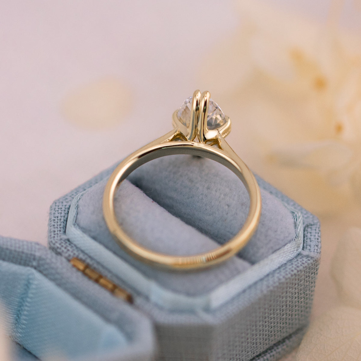 Vera solitaire in yellow gold with subtle vintage character