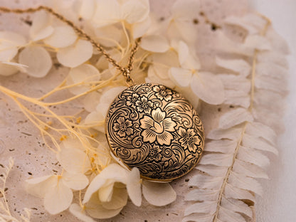 Vintage Locket Necklace Photo Locket Round Large