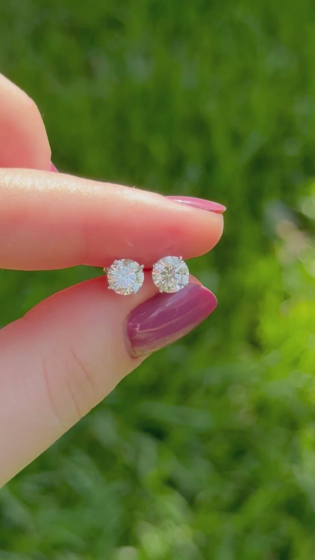 Video of the lab diamond round brilliant stud earrings in 14k gold